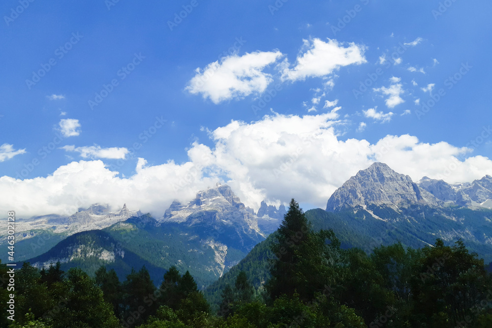 Bellissimo panorama delle montagne dal sentiero del lago Nambino in Trentino, viaggi e paesaggi in Italia