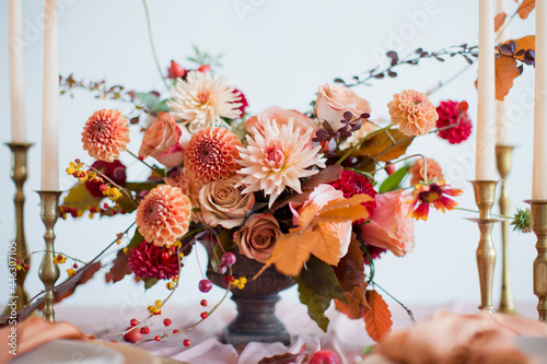 Foto Autumn flowers bouquet in vase