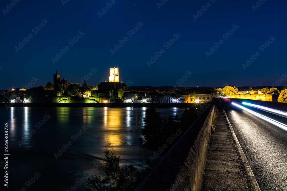 Vue nocturne en longue exposition de Pont-Saint-Esprit, au bord du Rhône (Occitanie, France)