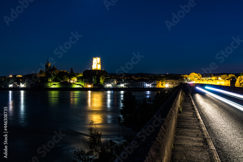 Vue nocturne en longue exposition de Pont-Saint-Esprit, au bord du Rhône (Occitanie, France)