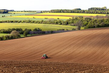 Acrylglasbilder Traktor Traktor mit Sämaschine in Gloucestershire  © Stephen