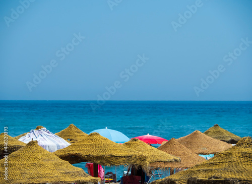 Vista de los parasoles de playa con el horizonte de fondo