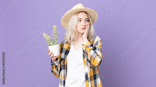 Foto young pretty albino woman feeling bored, frustrated and sleepy after a tiresome