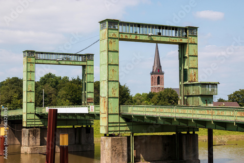 Hubbrücke in der Hafeneinfahrt Walsum mit Kirche St. Dionysius © mitifoto
