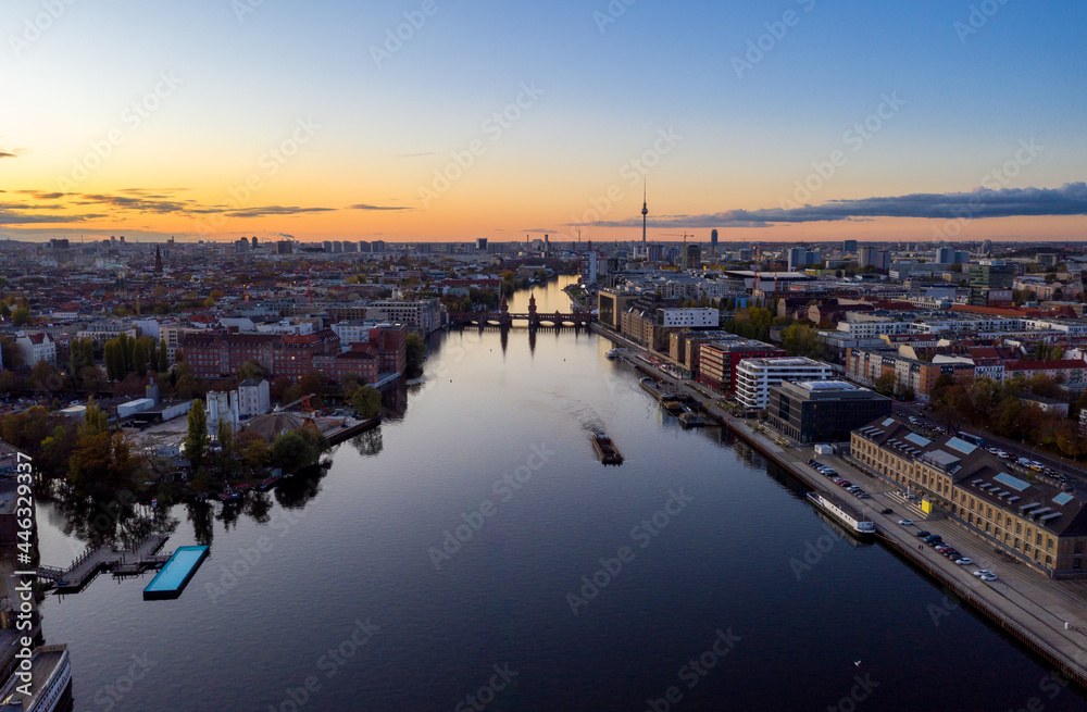Berlin Aerial, Oberbaum Brücke, Fernsehturm bei Sonnenuntergang