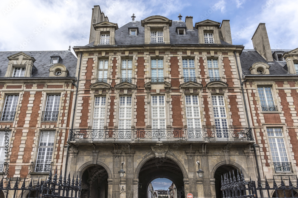 Fototapeta premium Typical building at Place des Vosges (known as Place Royale) - oldest planned square in Paris, in Marais district. Place des Vosges built from 1605 to 1612. Paris, France.