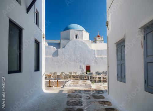 Fototapeta Naklejka Na Ścianę i Meble -  Church on the island of Mykonos, Greece. Narrow streets and traditional architecture. Photo as wallpaper.