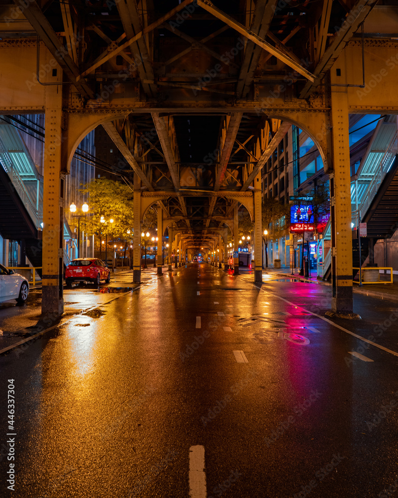 Obraz premium empty colorful street in chicago at night