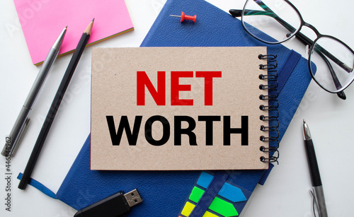 Φωτογραφία calculator with text net worth with white paper