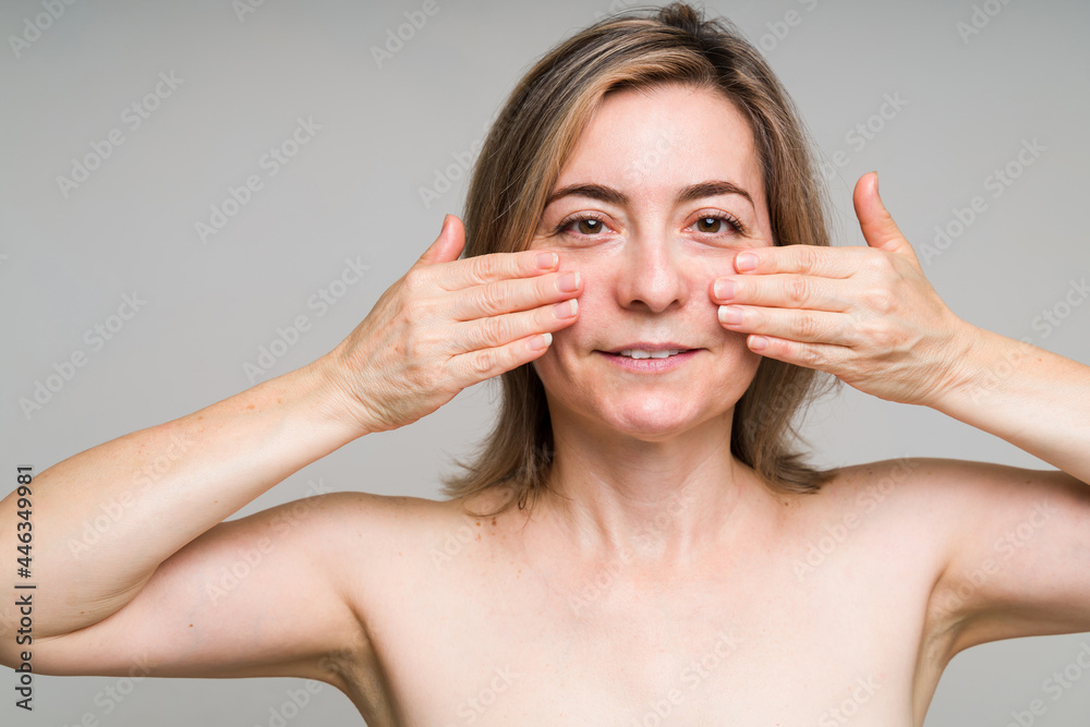 Obraz premium Caucasian mature woman with glowing skin