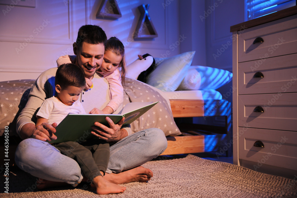Father reading bedtime story to his children at home - obrazy, fototapety, plakaty 