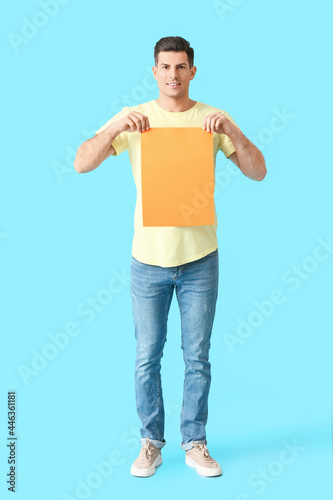 Young man with blank paper ...