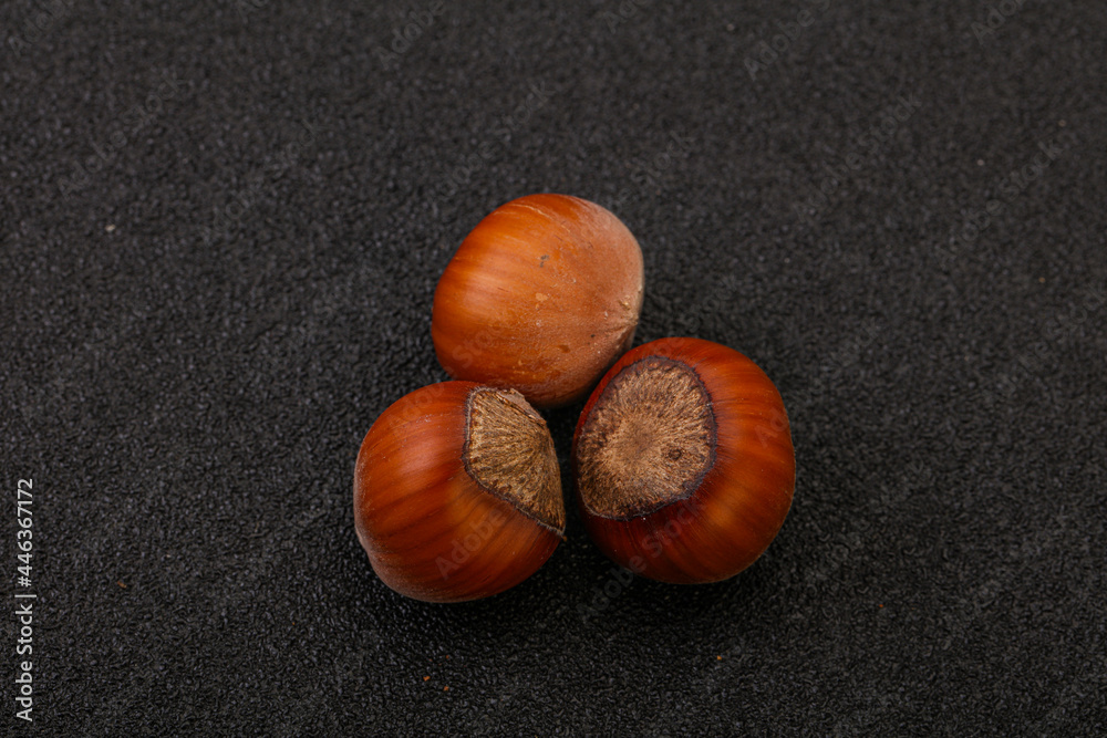 Obraz premium Hazelnut heap isolated over background