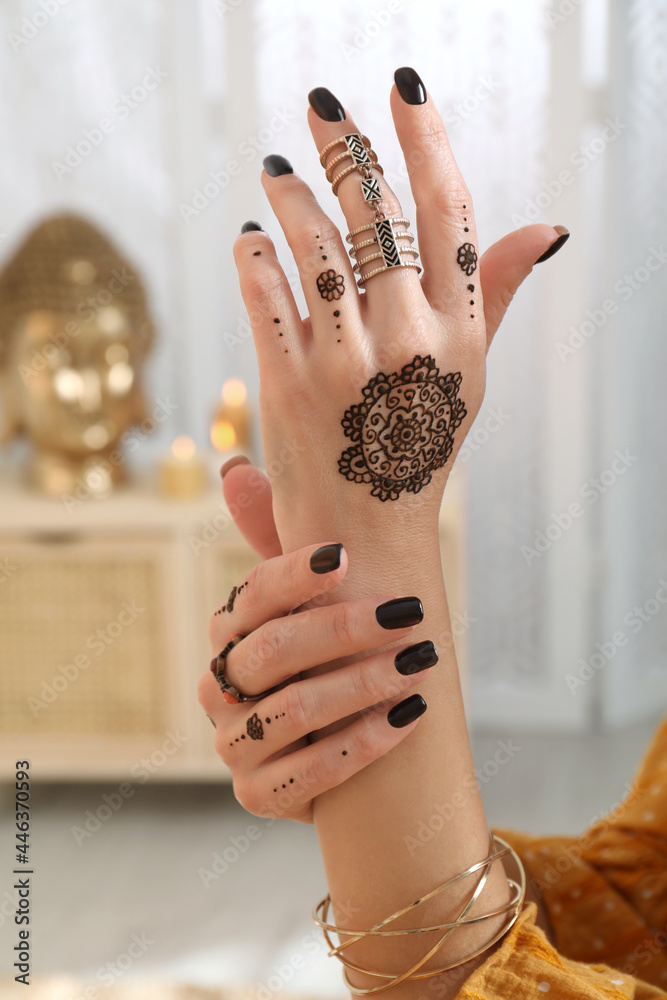 SALVATORE SISTER - Harper's aesthetics 2 | Simple henna tattoo, Henna tattoo  designs hand, Henna tattoo designs