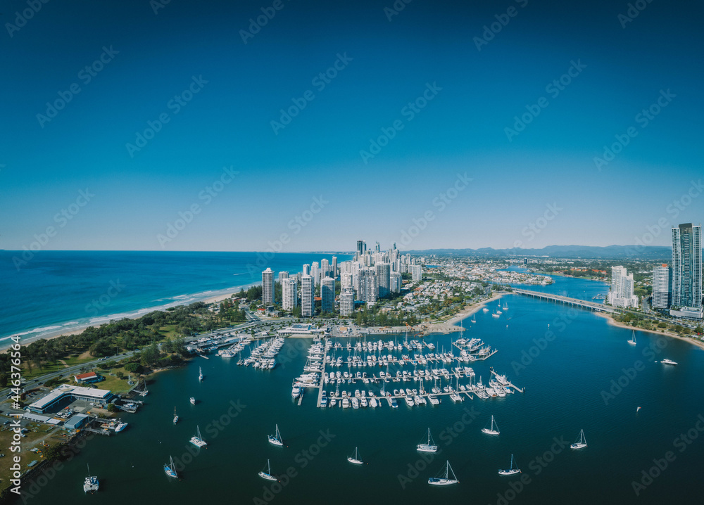Obraz premium An aerial panorama view of Surfers Paradise including the Southport Yacht Club, Sundale Bridge and Pacific Ocean