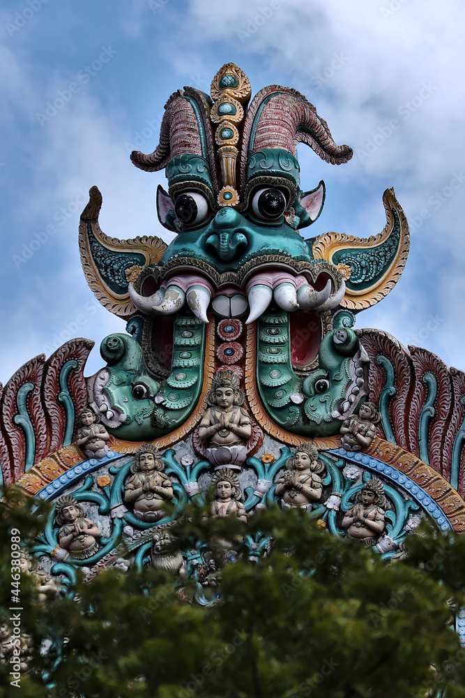Obraz premium Close-up of the 'kirtimukha' feature on a temple gopuram (gateway tower) 