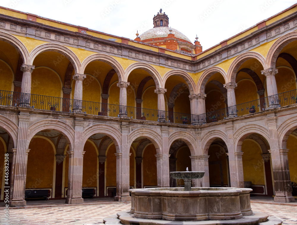 Obraz premium Querétaro - Museo Regional Courtyard