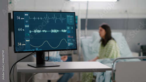 Foto Sick woman resting in bed discussing with specialist doctor sickness symptom during rehabilitation appointment