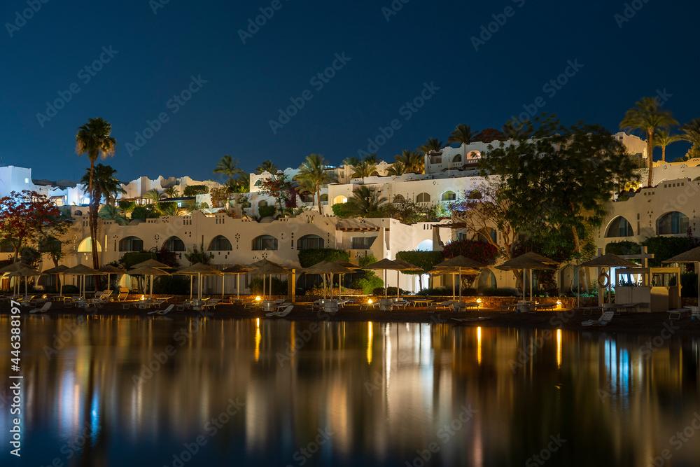 Obraz premium Calm beach on the red sea at night in Sharm El Sheikh, Egypt