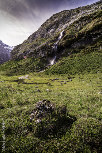 Cascade des Pyrénées verdure soleil Vallée 