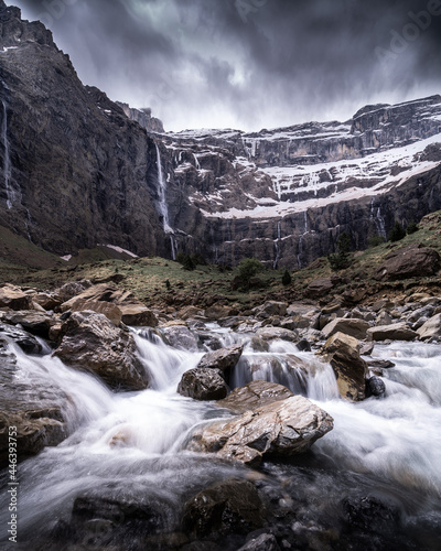 Cirque de Gavarnie et rivière 