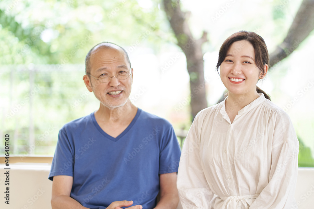 笑顔で座るアジア人の親子 笑顔で座るアジア人の親子