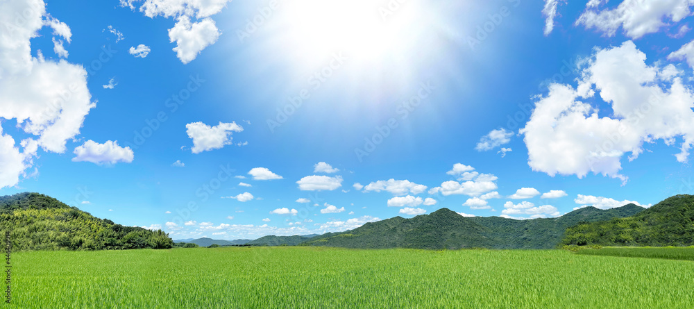 真っ青な透き通った空と草原と山　パノラマ