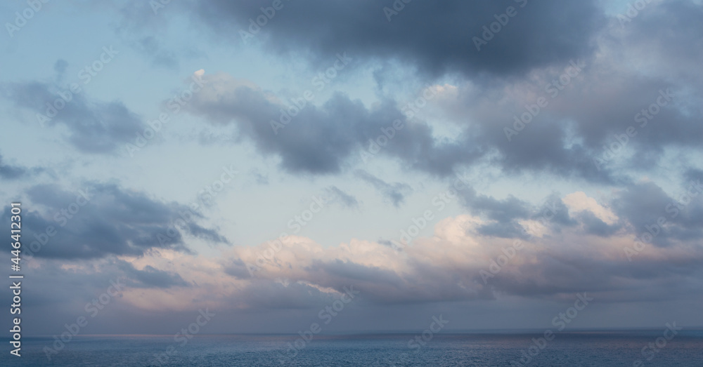 Obraz premium Cloudy evening sky. Sunset. Sun low over the horizon
