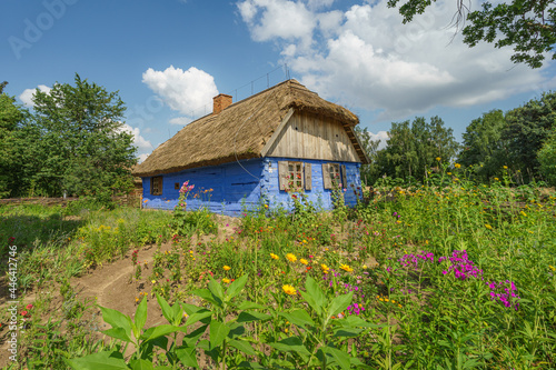 Stara drewniana chata polskiej wsi mazowieckiej photo