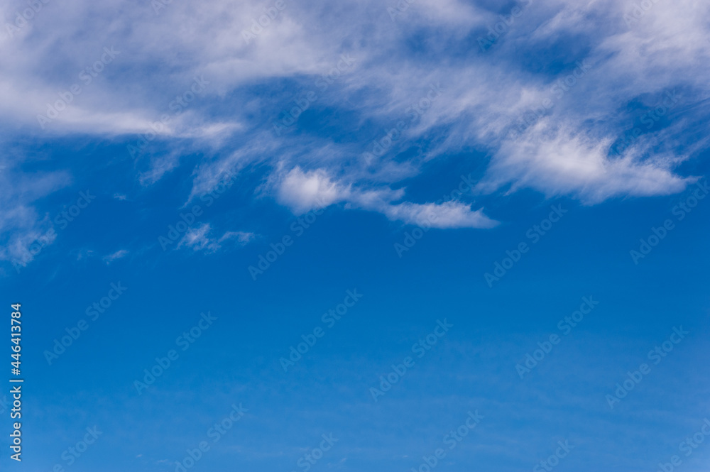 Obraz premium Cirrus clouds in a blue sky
