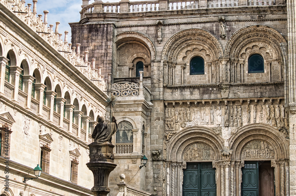 Puerta de las platerías de la catedral de Santiago de Compostela, España
