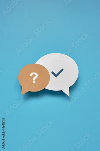 Canvastavla Conversational clouds with a picture of a question and a tick