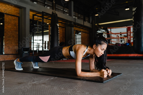 Canvastavla Happy young Asia lady exercise doing plank fat burning workout in fitness class