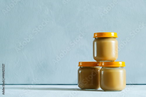 Foto Three jars of vegetable zucchini puree or fruit apple sauce