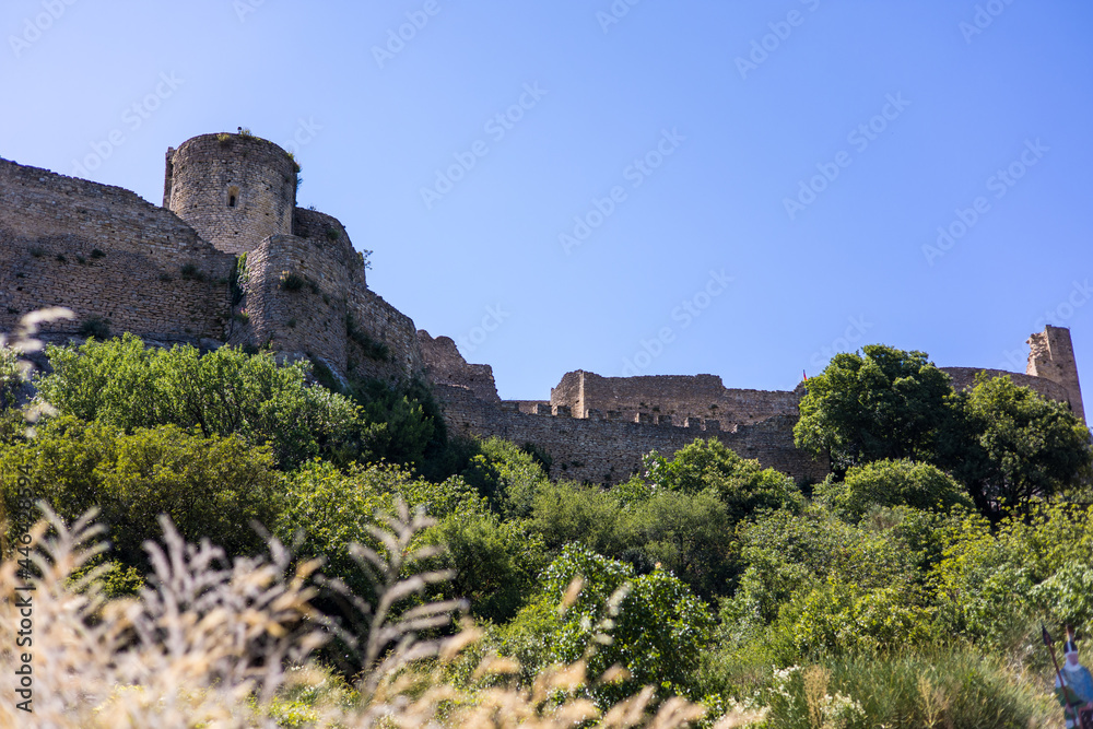 Vue sur les murailles de la Forteresse de Mornas (Provence-Alpes-Côte d’Azur, France)