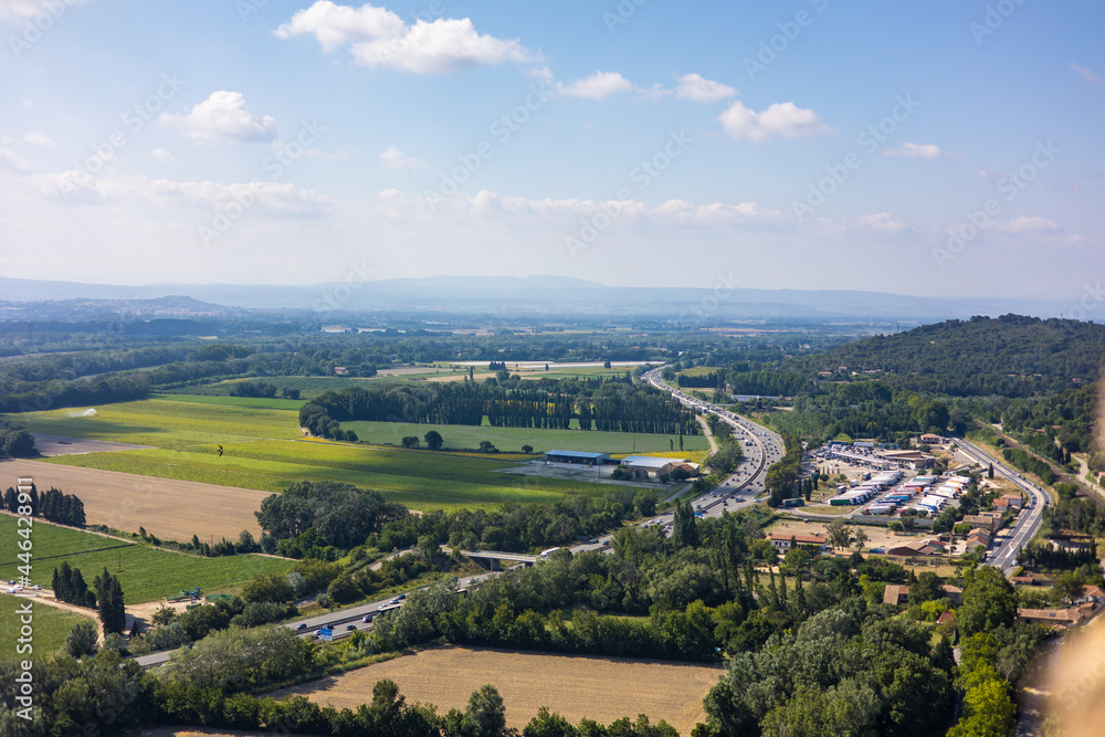 Vue sur la vallée du Rhône depuis le haut de la Forteresse de Mornas (Provence-Alpes-Côte d’Azur, France)