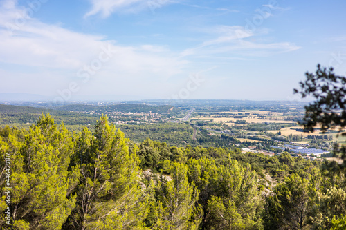 Vue sur la Forteresse de Mornas et la Vall  e du Rh  ne avec l Autoroute A7  Provence-Alpes-C  te d Azur  France 