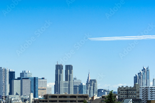 東京上空を飛ぶブルーインパルス