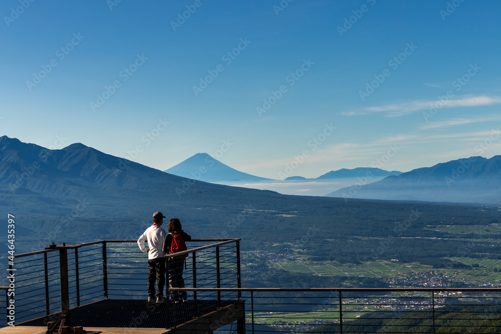 夏の霧ヶ峰高原車山展望テラスから朝の富士山