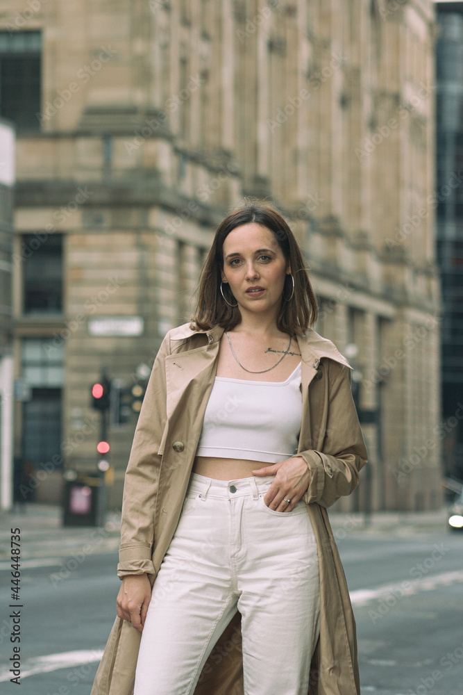 Fototapeta premium Modelo Mujer Posando en Calles de la Ciudad de Glasgow en Reino Unido