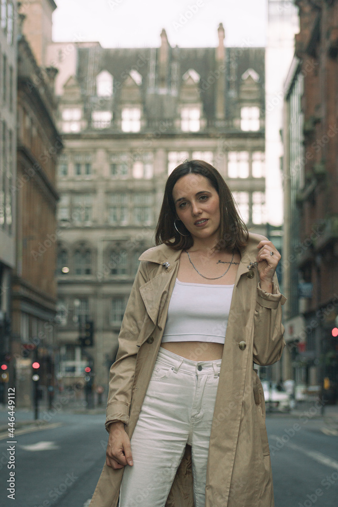 Modelo Mujer Posando en Calles de la Ciudad de Glasgow en Reino Unido Modelo Mujer Posando en Calles de la Ciudad de Glasgow en Reino Unido