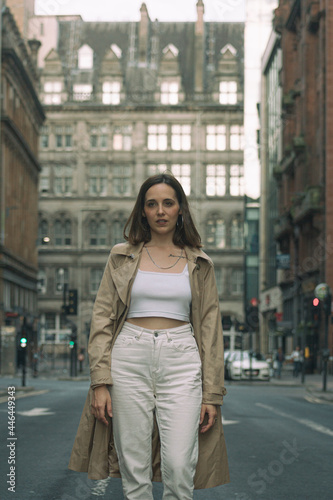 Modelo Mujer Posando en Calles de la Ciudad de Glasgow en Reino Unido