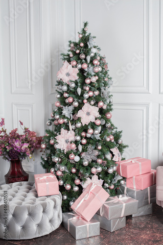 Fototapeta Naklejka Na Ścianę i Meble -  Christmas tree and white and pink decor.