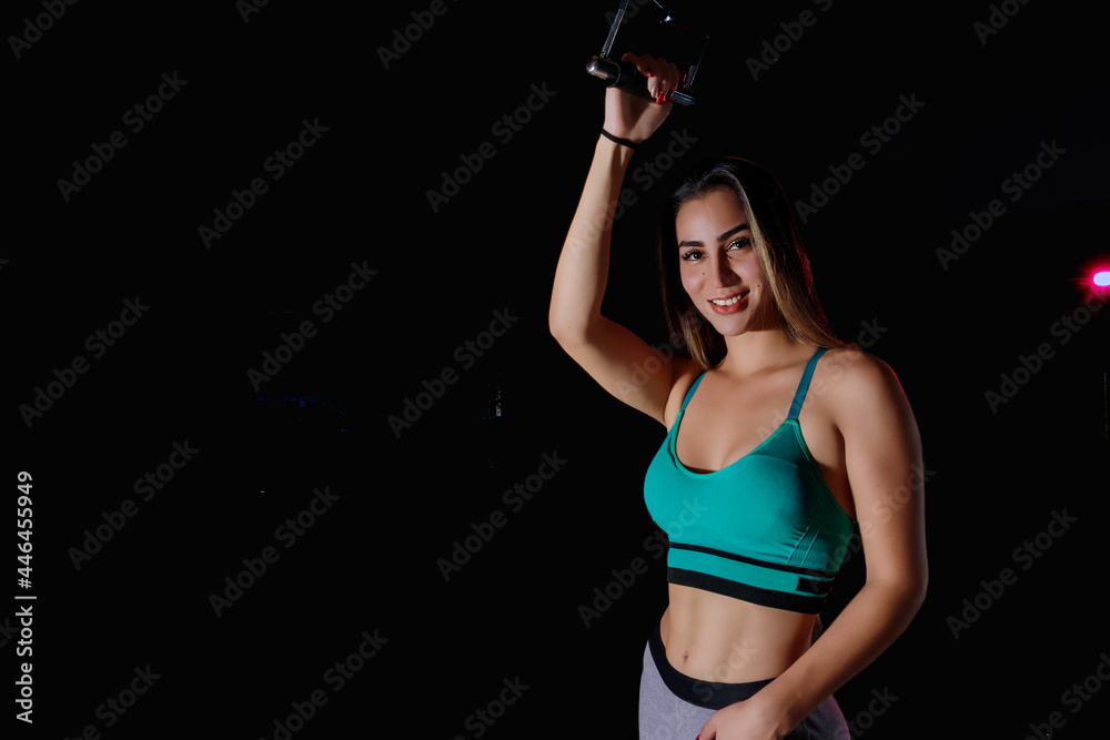 Obraz premium latina woman at the bodybuilding gym