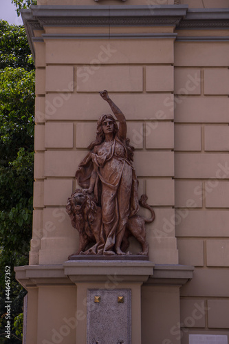 Statues details