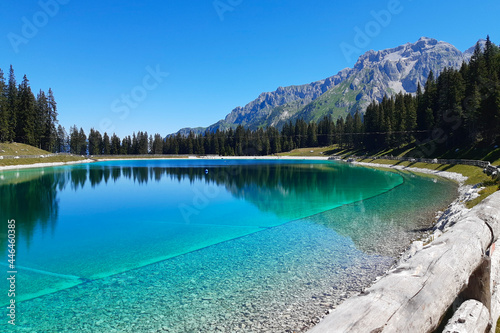 Bellissimo panorama delle montagne e del lago Montagnoli in Trentino, viaggi e paesaggi in Italia