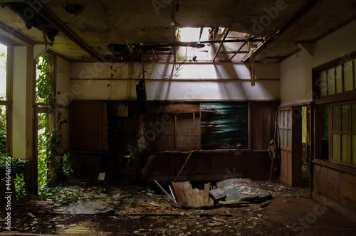 廃墟の教室 © 翔兵 後藤