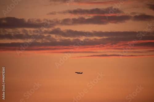 Flugzeug startet bei Sonnenuntergang © Kamil Tyminski