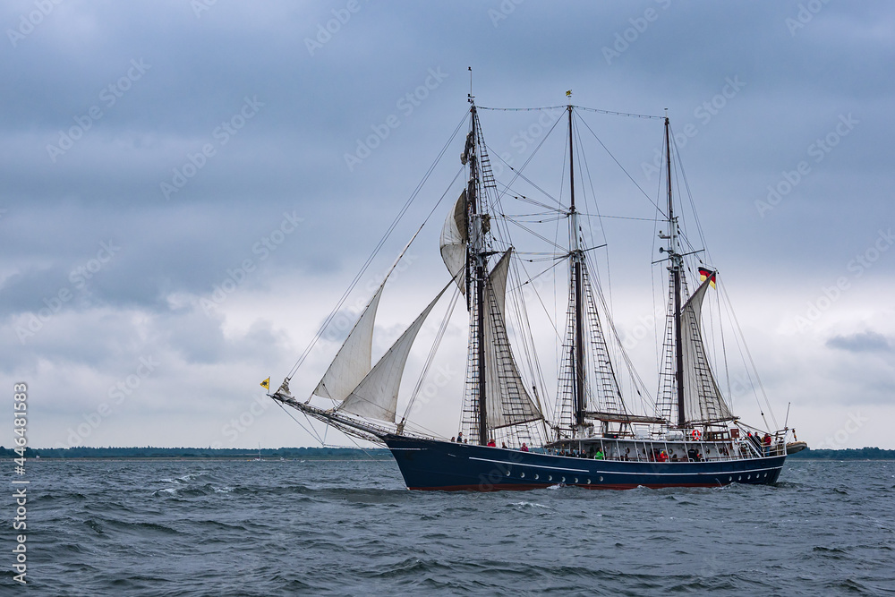 Segelschiff auf der Ostsee vor Warnemünde