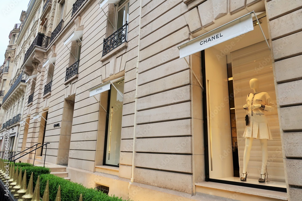 Vitrine d'une boutique de vêtements Chanel, célèbre marque française de  mode de luxe, avenue Montaigne à Paris, avec un mannequin de femme en robe  courte blanche – mai 2021 (France) Stock-foto